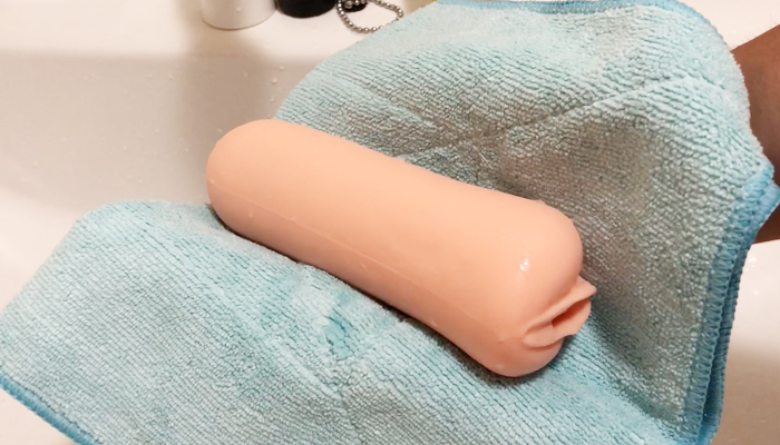 オナホールの水分を拭き取っている画像