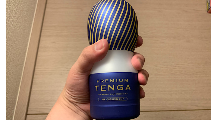 「PREMIUM TENGA エアークッションカップ」握る画像