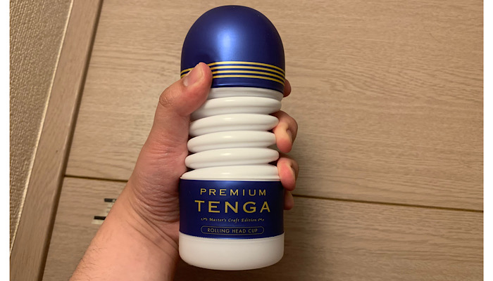 「PREMIUM TENGA ローリングヘッドカップ」握る画像